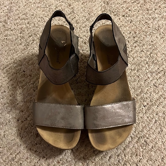 Pierre Dumas Shoes - Pierre Dumas Wedges (Size 8 1/2)